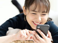 スマートフォンを操作する女性_トクタメ