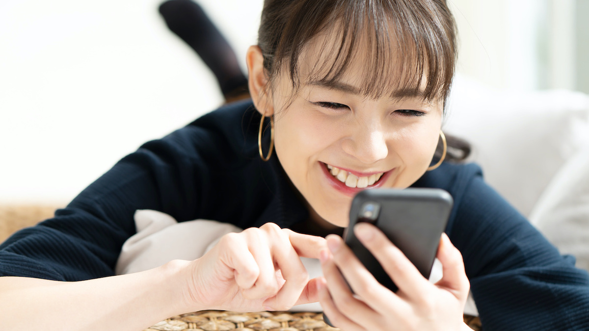 スマートフォンを操作する女性_トクタメ