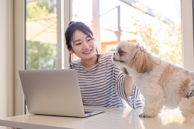 ペットを飼う女性