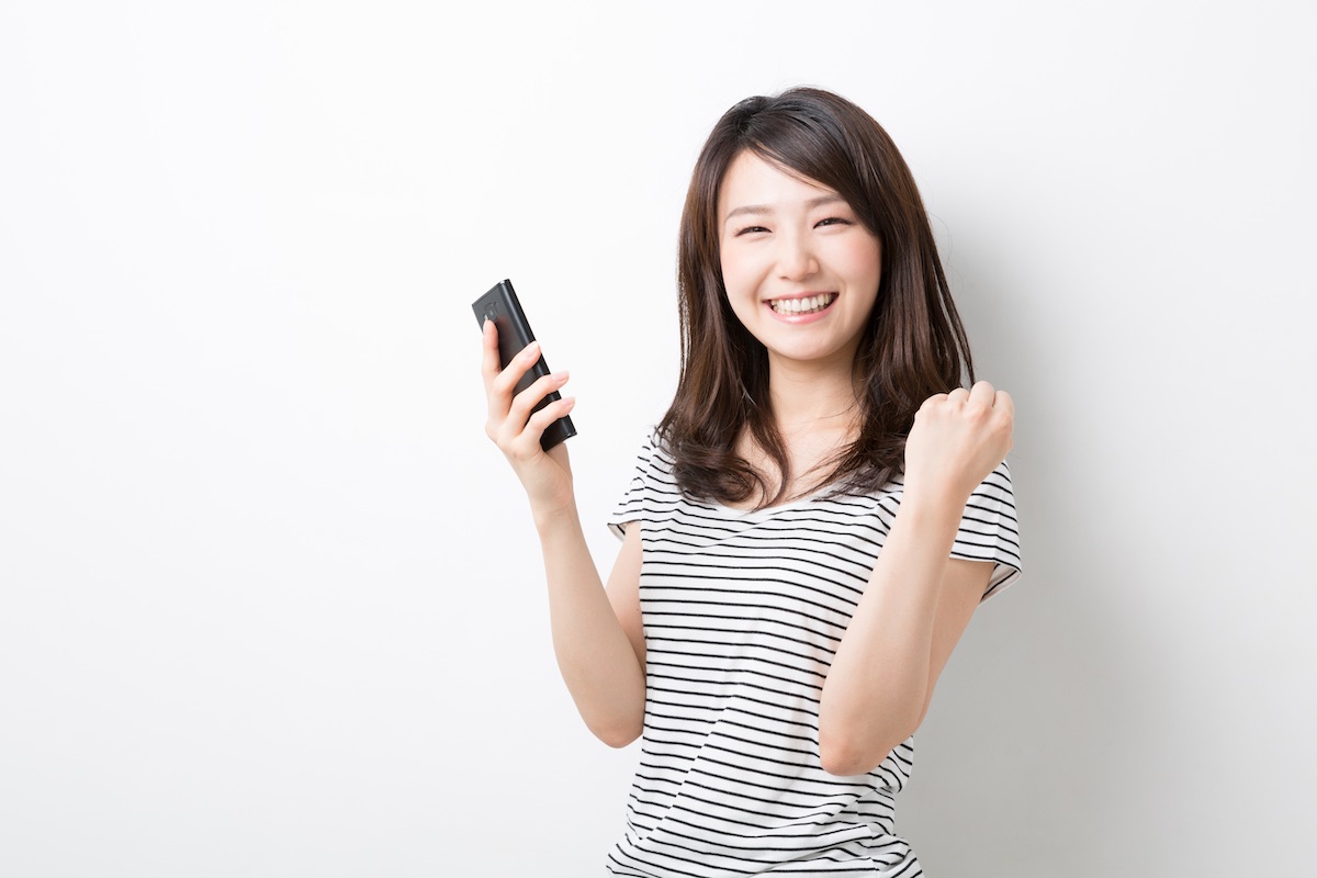 スマートフォンを見る女性